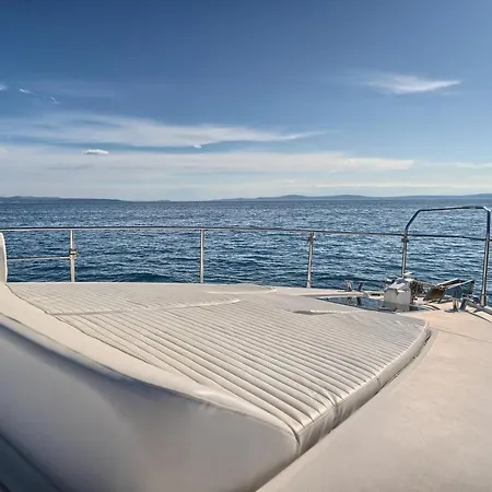 Botel Luxury Yacht - Lex Of The Seas