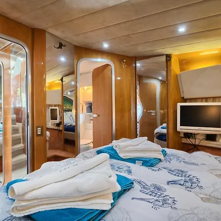 Botel Luxury Yacht - Lex Of The Seas