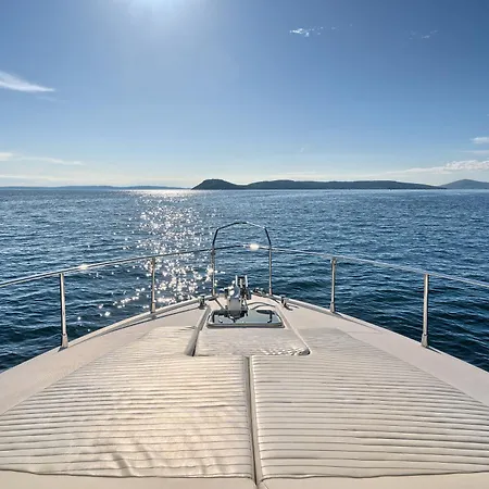 Botel Luxury Yacht - Lex Of The Seas